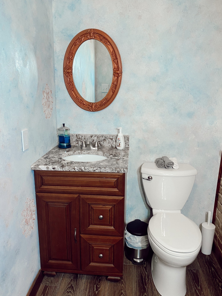 Kleine Rustikale Gästetoilette mit braunen Schränken, grauer Wandfarbe, Granit-Waschbecken/Waschtisch, weißer Waschtischplatte und freistehendem Waschtisch in Chicago