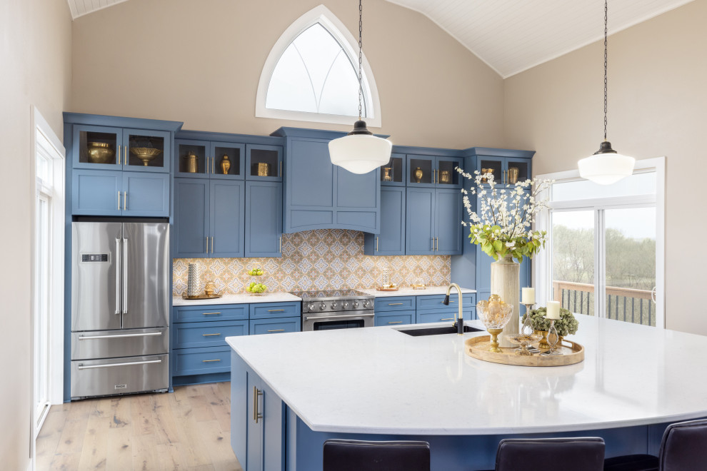 Esempio di un grande cucina con isola centrale tradizionale con ante in stile shaker, ante blu, top in quarzo composito, elettrodomestici in acciaio inossidabile e top bianco