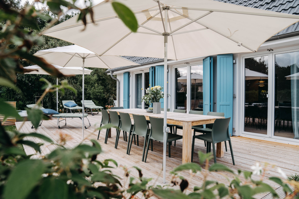 Große Moderne Terrasse neben dem Haus mit Grillplatz in Sonstige