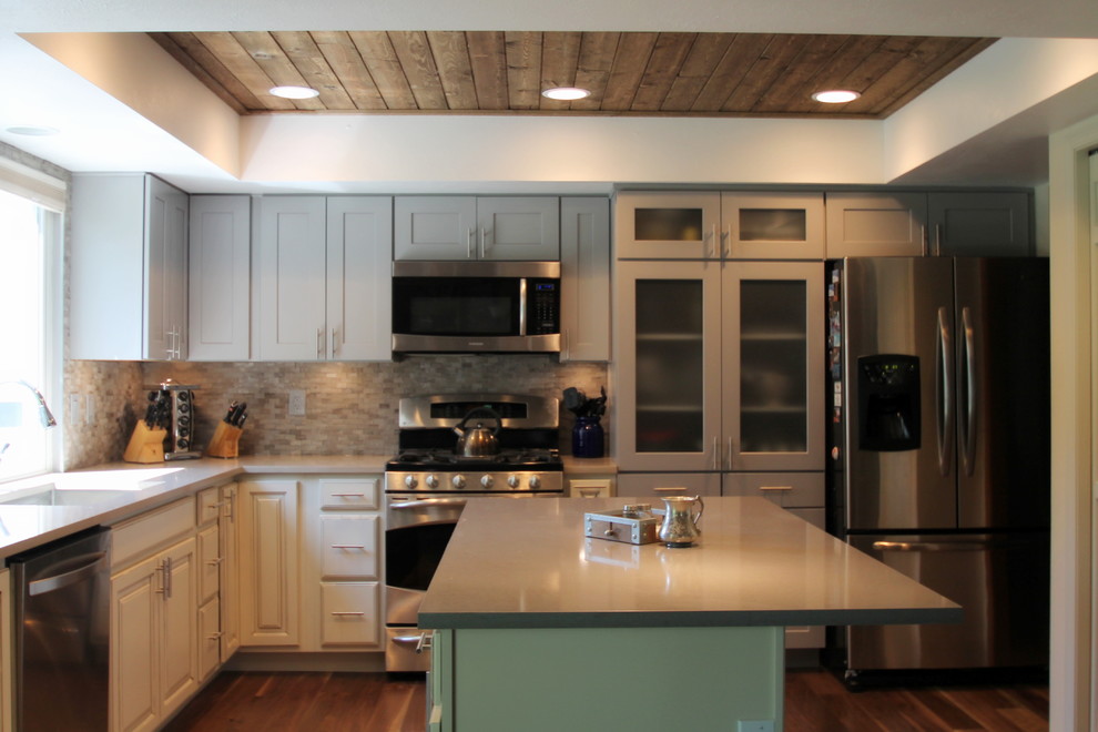 Example of a large transitional l-shaped medium tone wood floor eat-in kitchen design in Denver with an undermount sink, shaker cabinets, gray cabinets, quartz countertops, gray backsplash, stone tile backsplash, stainless steel appliances and an island