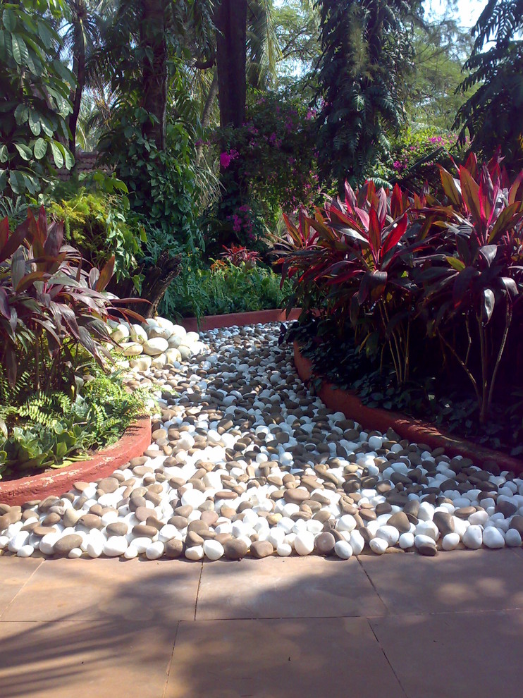 This is an example of an asian garden in Mumbai.