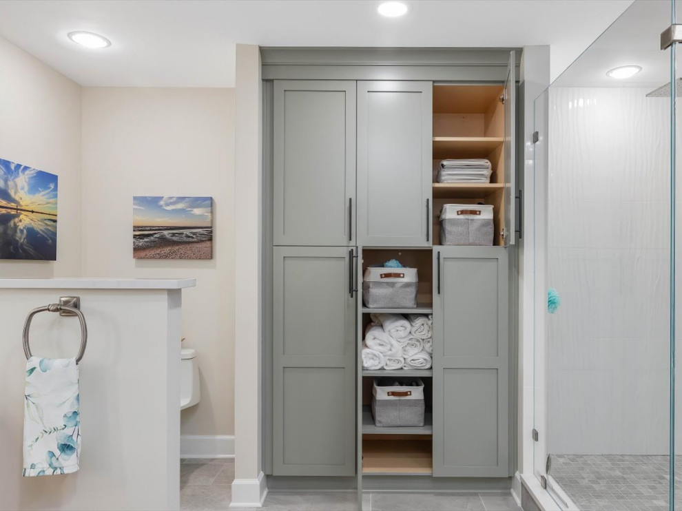 Idéer för ett mycket stort klassiskt vit en-suite badrum, med luckor med infälld panel, skåp i ljust trä, en hörndusch, vit kakel, bänkskiva i kvarts och dusch med gångjärnsdörr