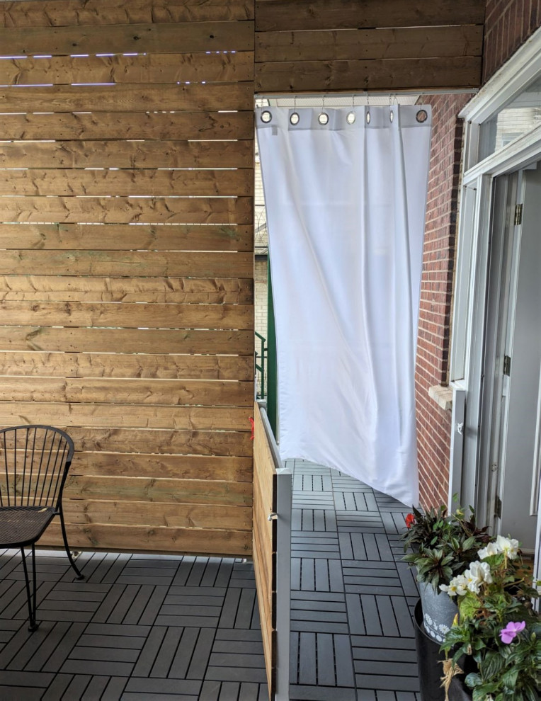 Идея дизайна: балкон и лоджия среднего размера в современном стиле с перегородкой для приватности, навесом и деревянными перилами