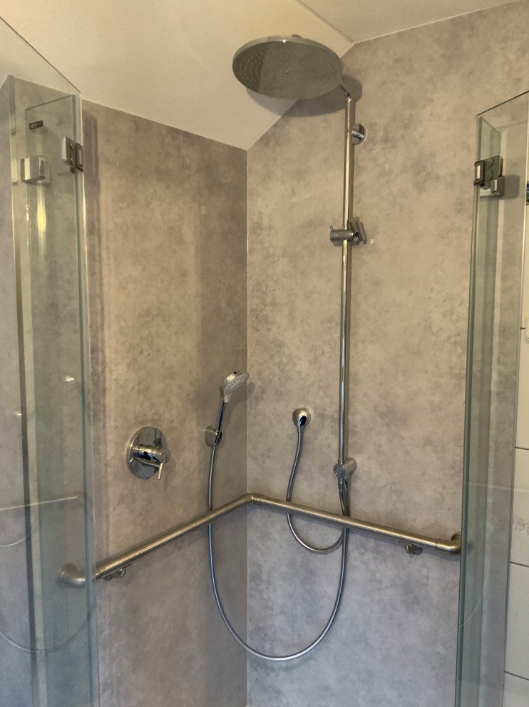 Modernes Badezimmer mit Eckdusche, blauem Boden, Falttür-Duschabtrennung und Wandpaneelen in Sonstige