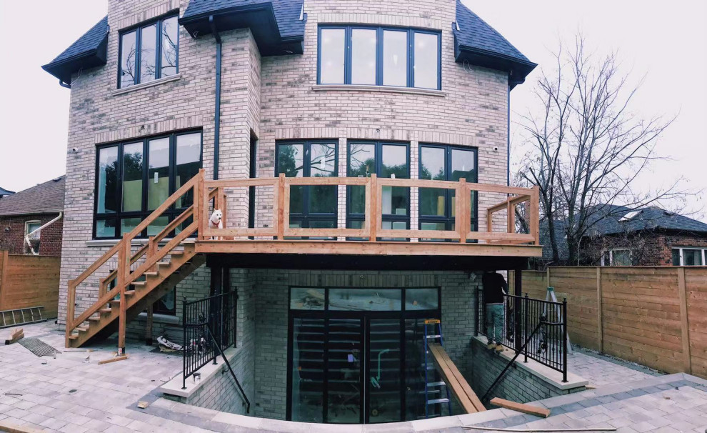 Design ideas for a large contemporary backyard deck in Toronto.