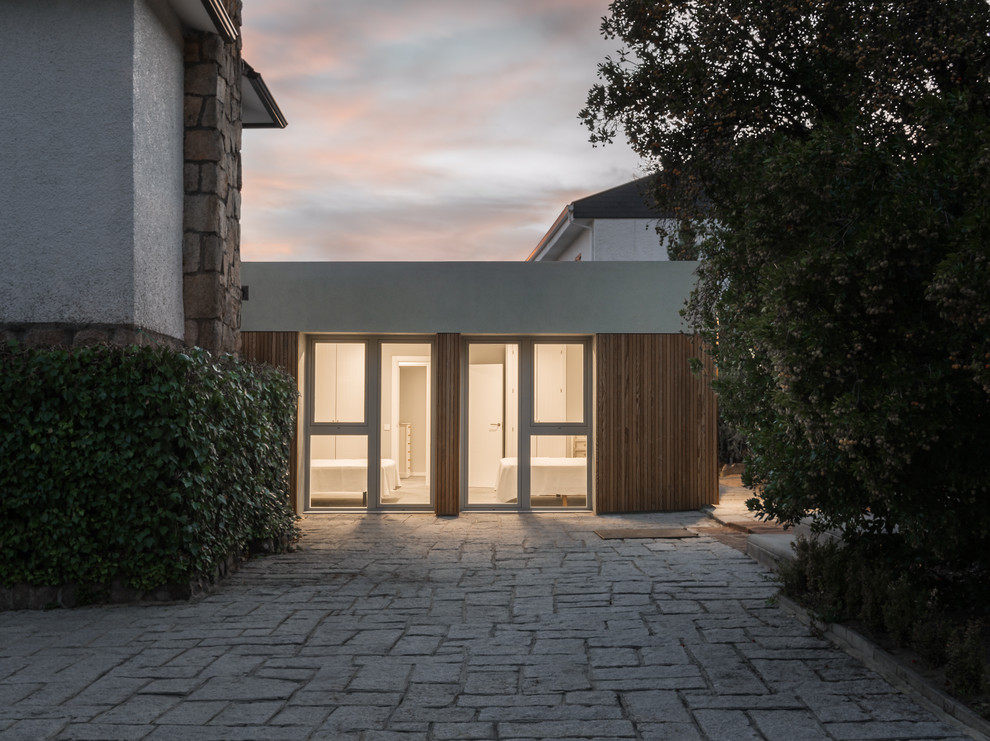 Foto de fachada de casa marrón nórdica de tamaño medio de una planta con revestimiento de madera, tejado plano y tejado de metal
