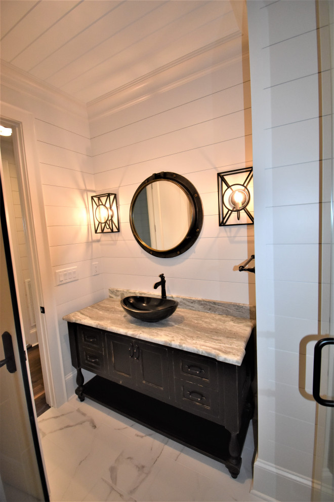 Свежая идея для дизайна: ванная комната в морском стиле с полом из керамической плитки, душем с распашными дверями и стенами из вагонки - отличное фото интерьера