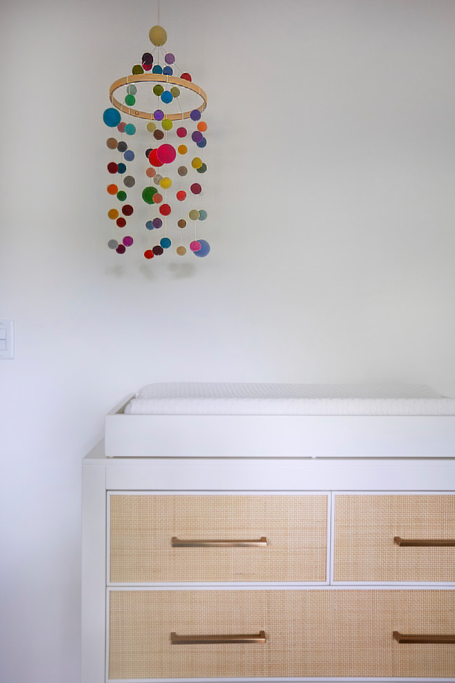 Idées déco pour une chambre de bébé neutre classique de taille moyenne avec un mur multicolore, un sol en bois brun, un sol marron et du papier peint.
