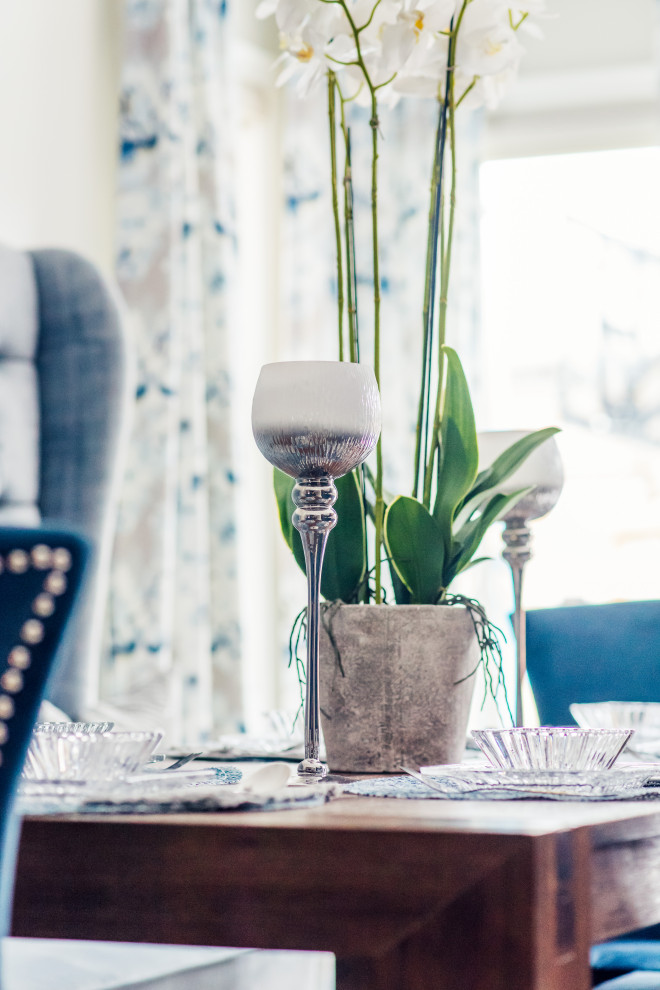 Inspiration for a transitional home design remodel in Toronto