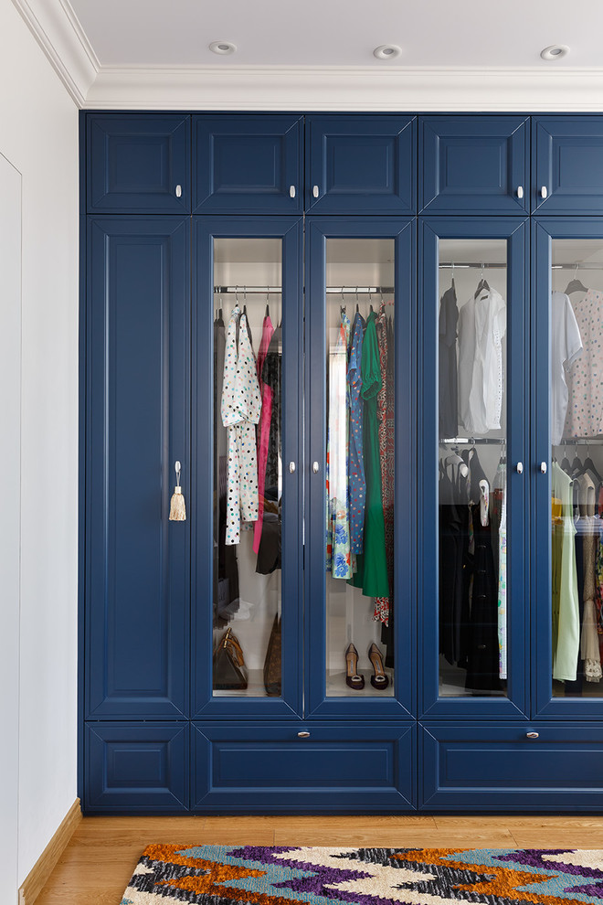 Белая кухня и гардеробная комната в глубоком синем цвете