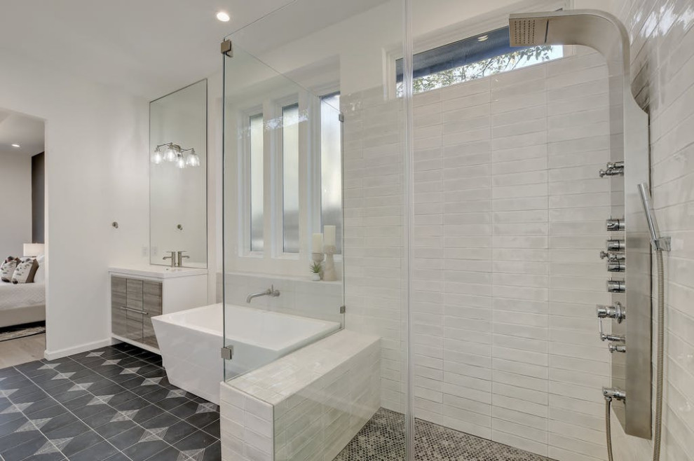 Cette photo montre une salle de bain principale rétro en bois foncé avec un placard à porte plane, une baignoire indépendante, une douche d'angle, un mur blanc, une cabine de douche à porte battante, un plan de toilette blanc, des toilettes cachées, meuble simple vasque et un sol gris.