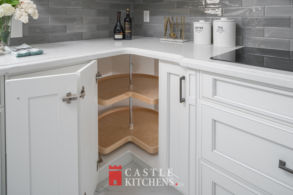 Example of a transitional home design design in Toronto