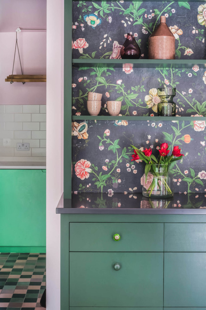 Imagen de cocina comedor lineal ecléctica de tamaño medio con armarios con paneles lisos, puertas de armario verdes, encimera de acrílico, una isla y encimeras blancas