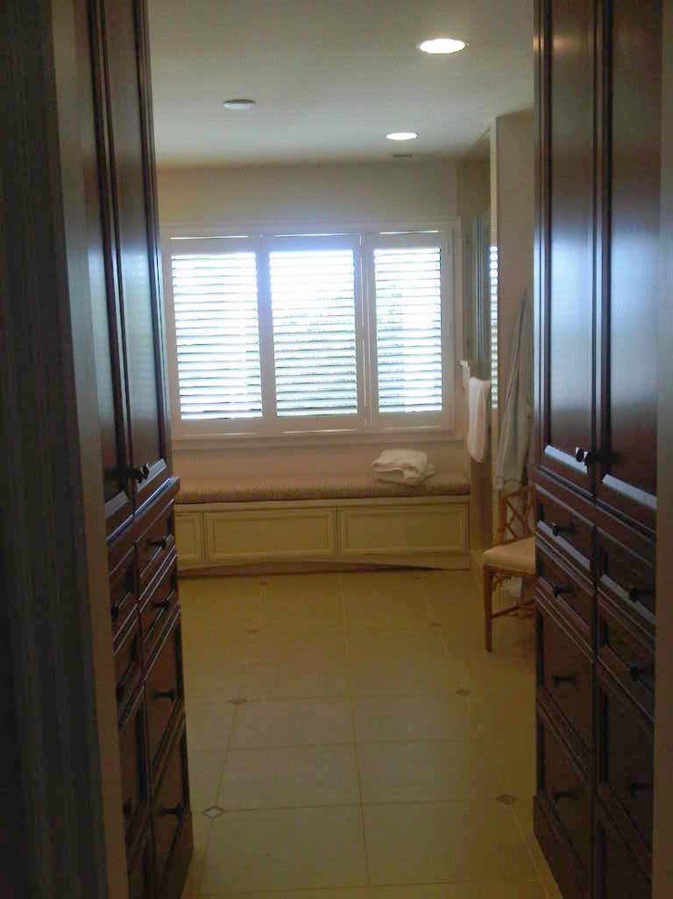 Стильный дизайн: большая главная ванная комната в стиле неоклассика (современная классика) с открытым душем, раздельным унитазом, мраморной плиткой, бежевыми стенами, мраморным полом, врезной раковиной, фасадами с утопленной филенкой, темными деревянными фасадами, ванной в нише, желтой плиткой, столешницей из гранита, душем с раздвижными дверями, разноцветной столешницей, тумбой под две раковины и напольной тумбой - последний тренд