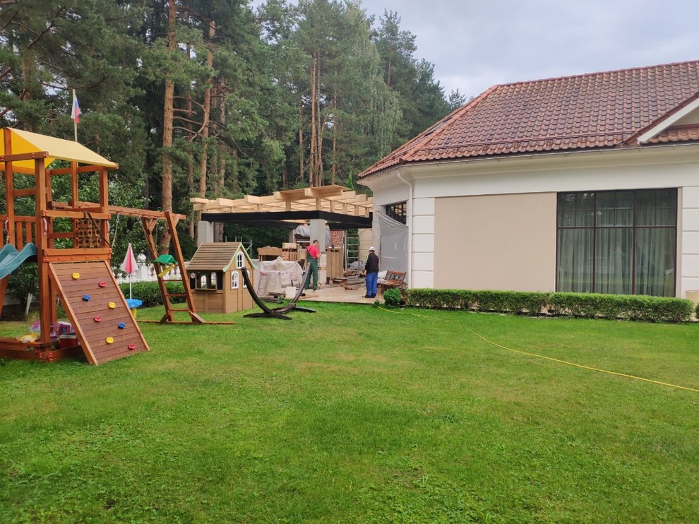 Беседка в загородном доме.