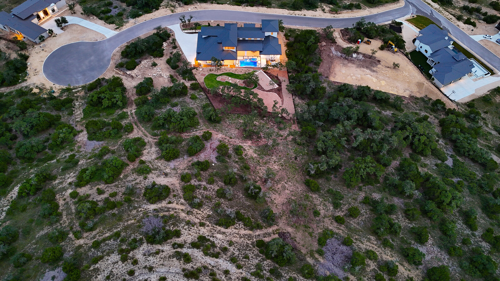 Modern: 4,950 ft², 4 BR/4 BA/2 ST home