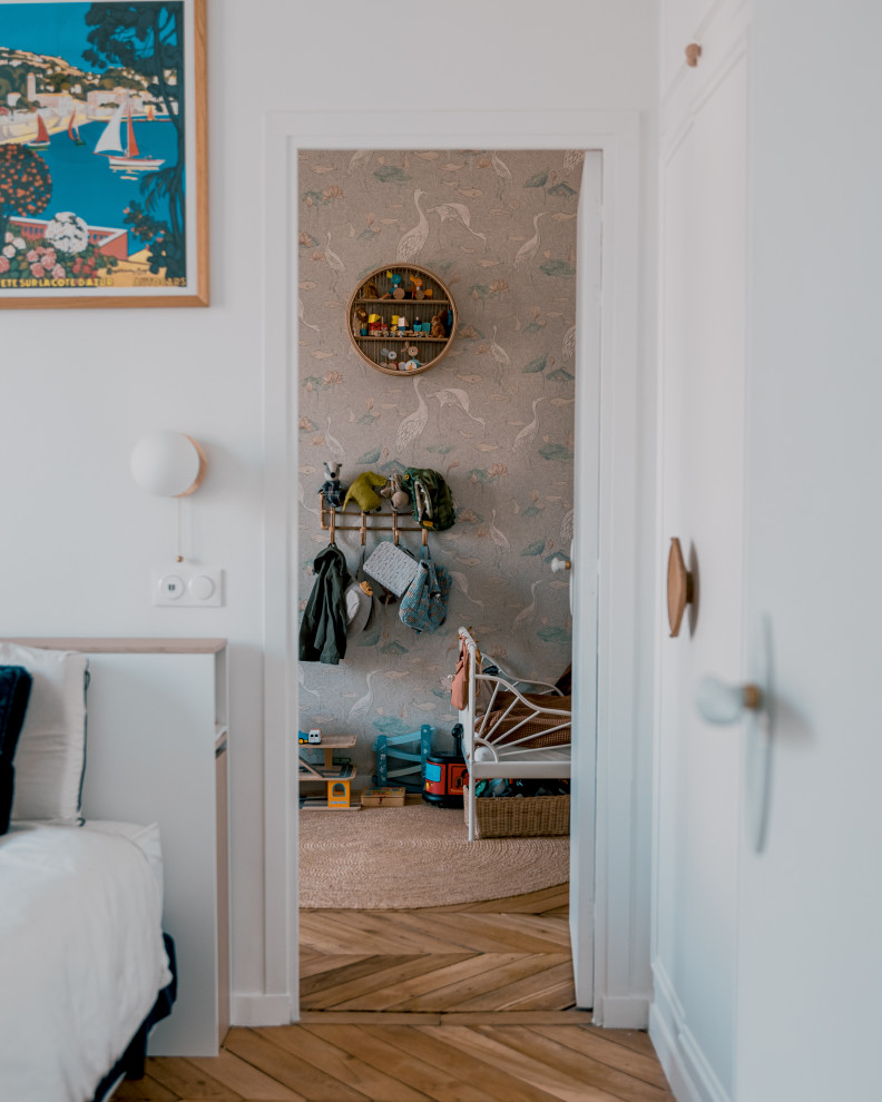 Réalisation de chambre d'enfant for garçon With parquet foncé and du papier peint.