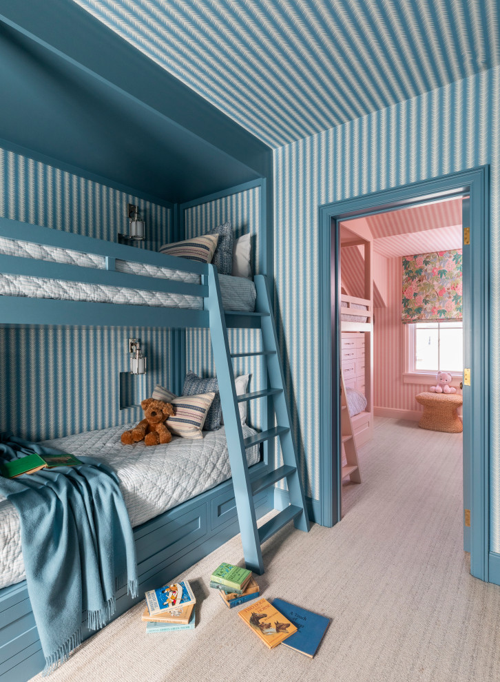 Idée de décoration pour une chambre d'enfant champêtre de taille moyenne avec moquette, un sol beige, un plafond en papier peint et du papier peint.