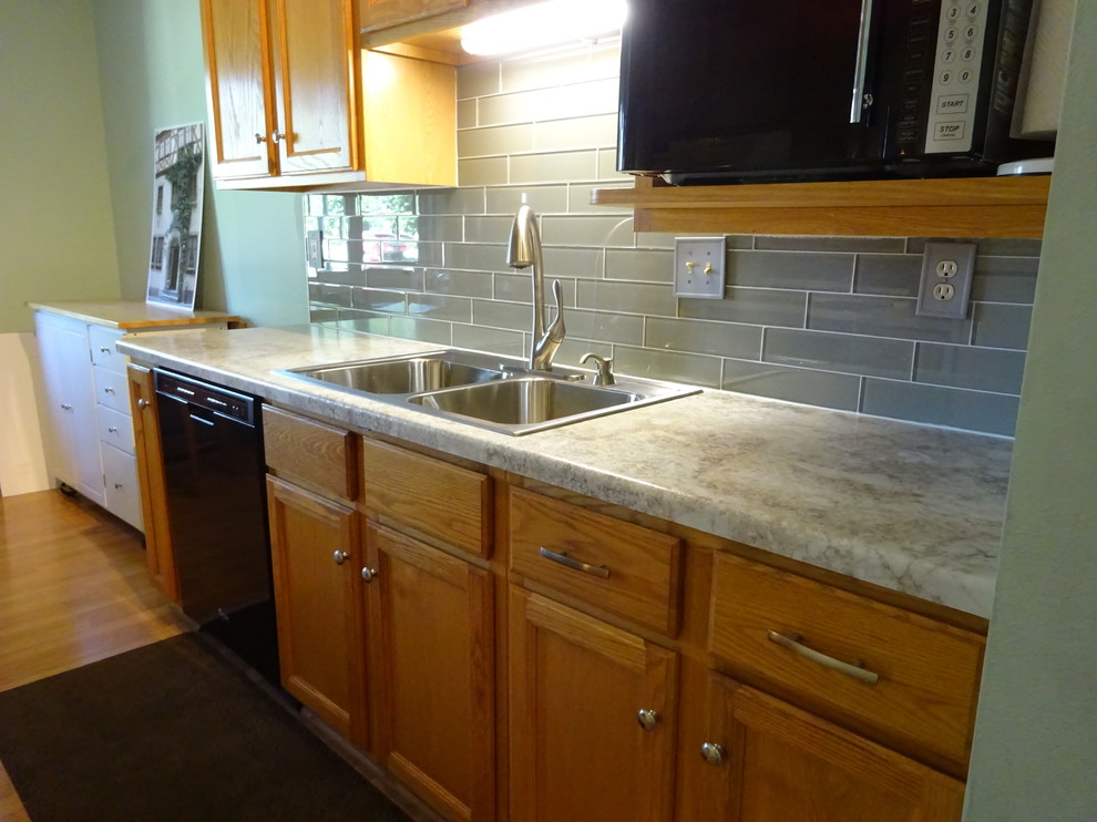 Kitchen - transitional kitchen idea in Chicago