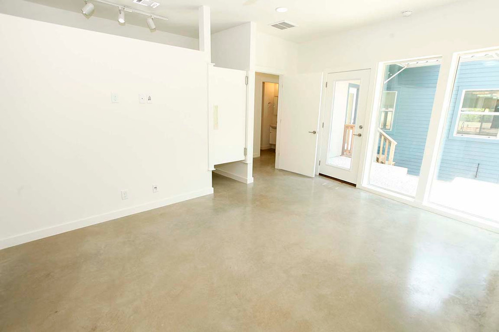 Example of a transitional home design design in Austin