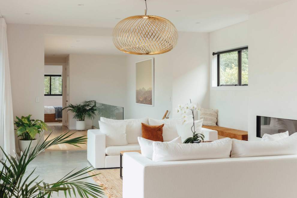 Großes, Offenes Wohnzimmer ohne Kamin mit weißer Wandfarbe, Laminat und grauem Boden in Auckland