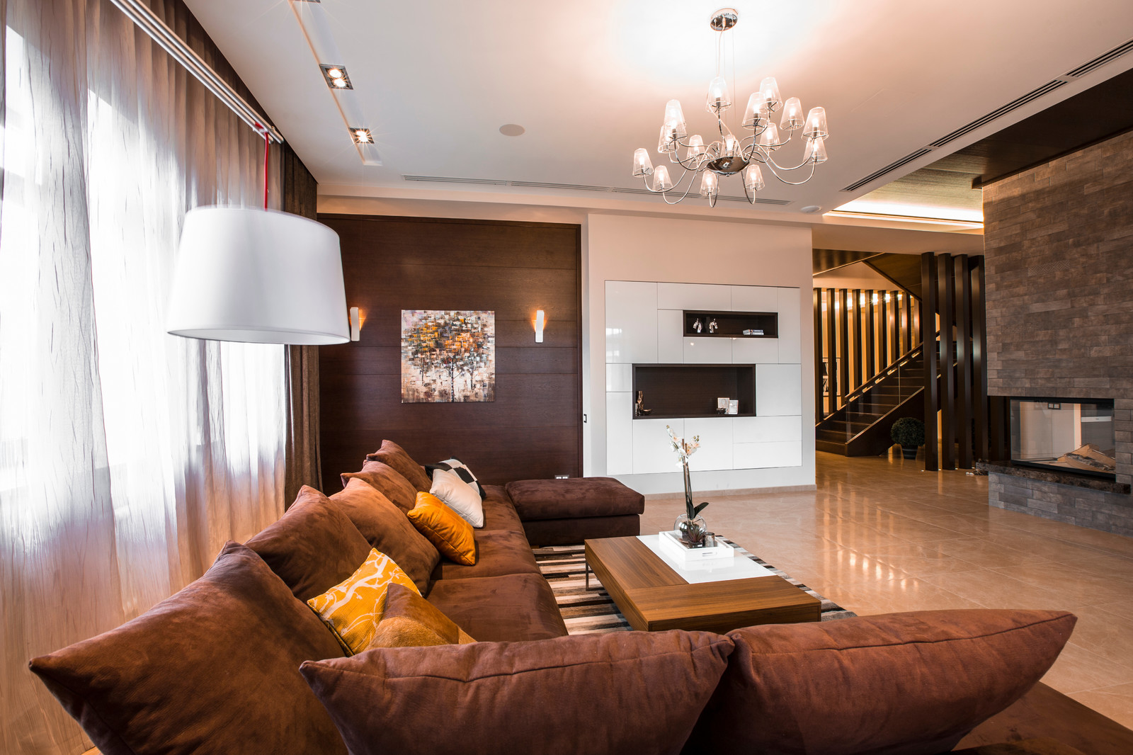 Дом с камином в бежевой гамме