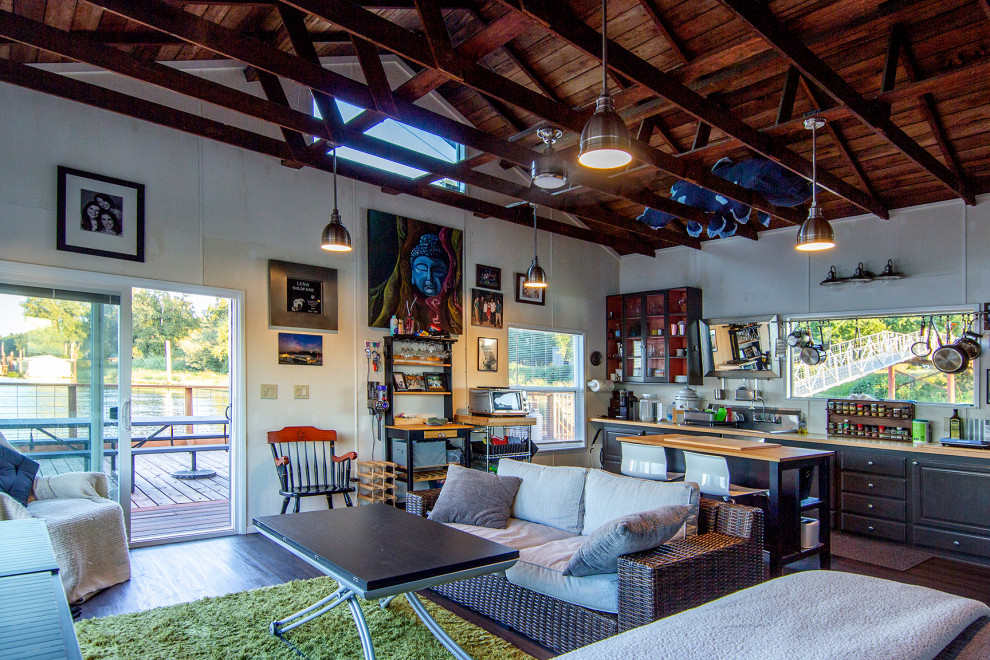 1 Dollar Boathouse