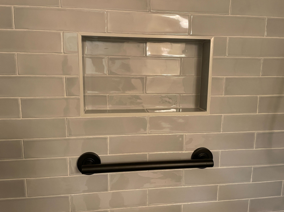 На фото: ванная комната в современном стиле с серой плиткой, керамической плиткой и нишей с
