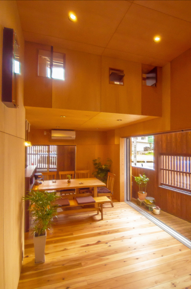 Пример оригинального дизайна: гостиная-столовая среднего размера в стиле модернизм с бежевыми стенами, светлым паркетным полом, бежевым полом, деревянным потолком и деревянными стенами