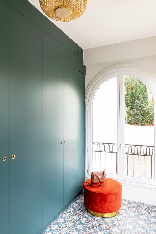 Стильный дизайн: фойе среднего размера в современном стиле с синими стенами, полом из керамической плитки, двустворчатой входной дверью, синей входной дверью, синим полом и панелями на стенах - последний тренд