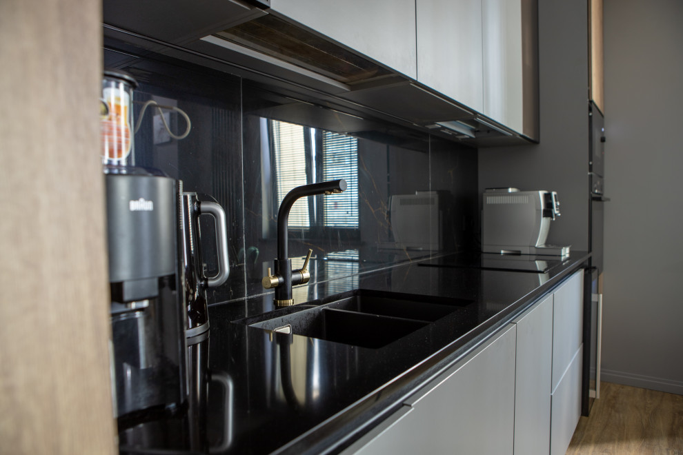 Современное сочетание дерева и матовой поверхности