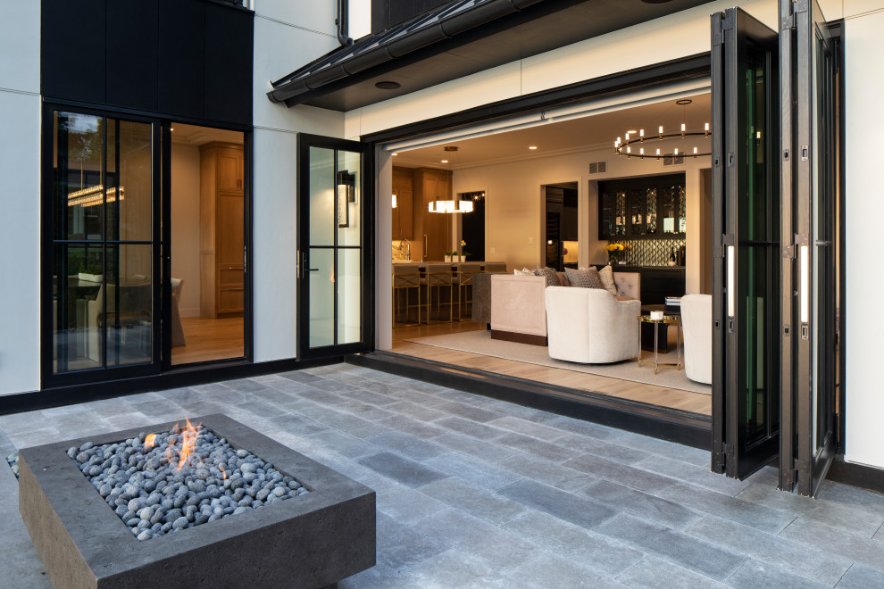 Imagen de patio moderno en patio trasero con adoquines de piedra natural