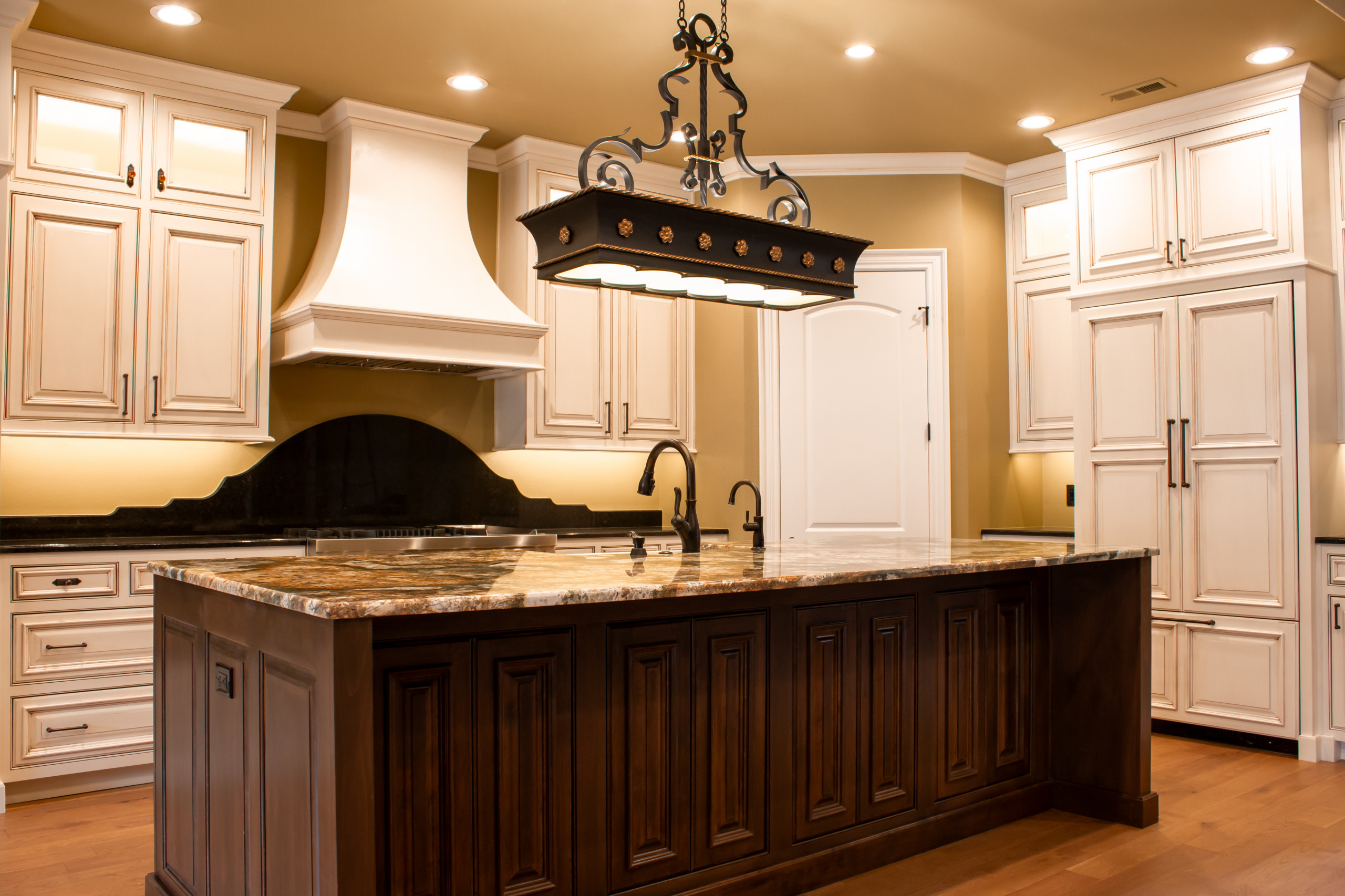 Slocum Custom Home - Kitchen & Wet Bar