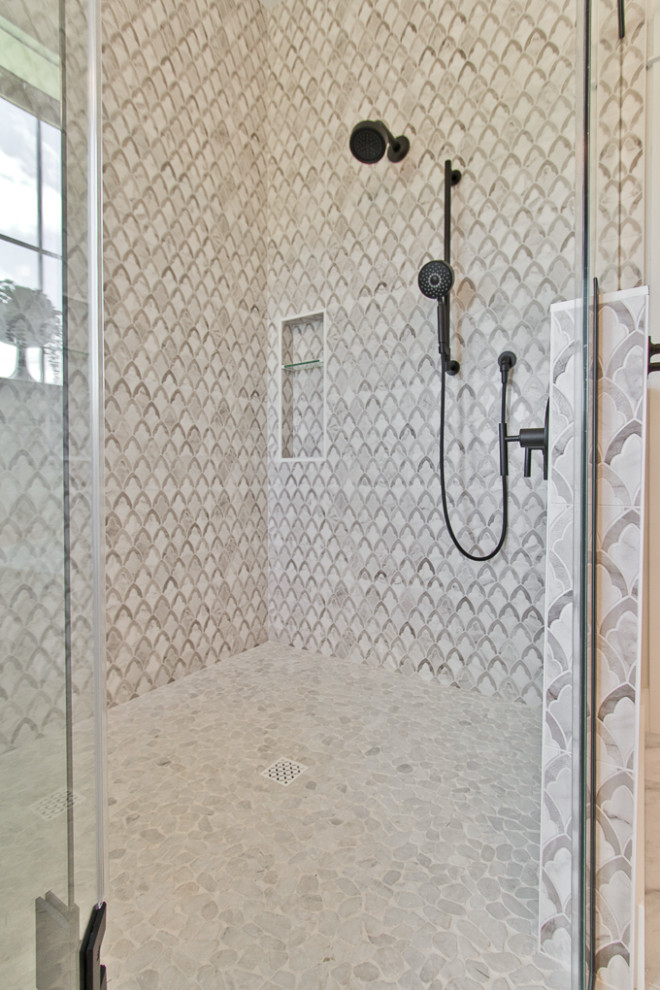 Idee per una stanza da bagno country con piastrelle multicolore, porta doccia a battente, pareti multicolore, pavimento con piastrelle di ciottoli e pavimento bianco