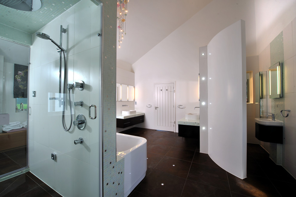 Inredning av ett modernt stort flerfärgad flerfärgat en-suite badrum, med släta luckor, svarta skåp, ett fristående badkar, en öppen dusch, vit kakel, mosaik, vita väggar, klinkergolv i porslin, ett nedsänkt handfat, kaklad bänkskiva, brunt golv och dusch med gångjärnsdörr