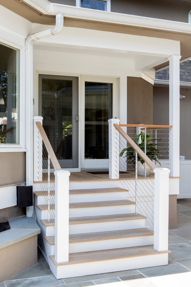 Idée de décoration pour un petit porche d'entrée de maison arrière minimaliste avec une terrasse en bois et un garde-corps en matériaux mixtes.