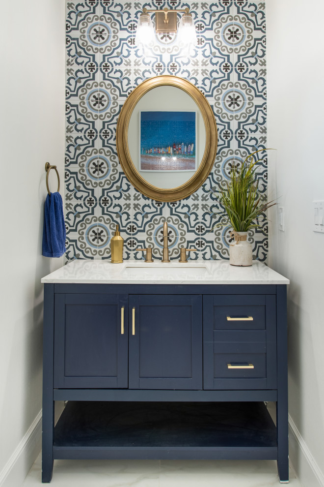 Источник вдохновения для домашнего уюта: серо-белая ванная комната среднего размера с фасадами в стиле шейкер, синими фасадами, разноцветной плиткой, керамогранитной плиткой, полом из керамогранита, врезной раковиной, столешницей из кварцита, серым полом, белой столешницей, фартуком, тумбой под одну раковину и напольной тумбой