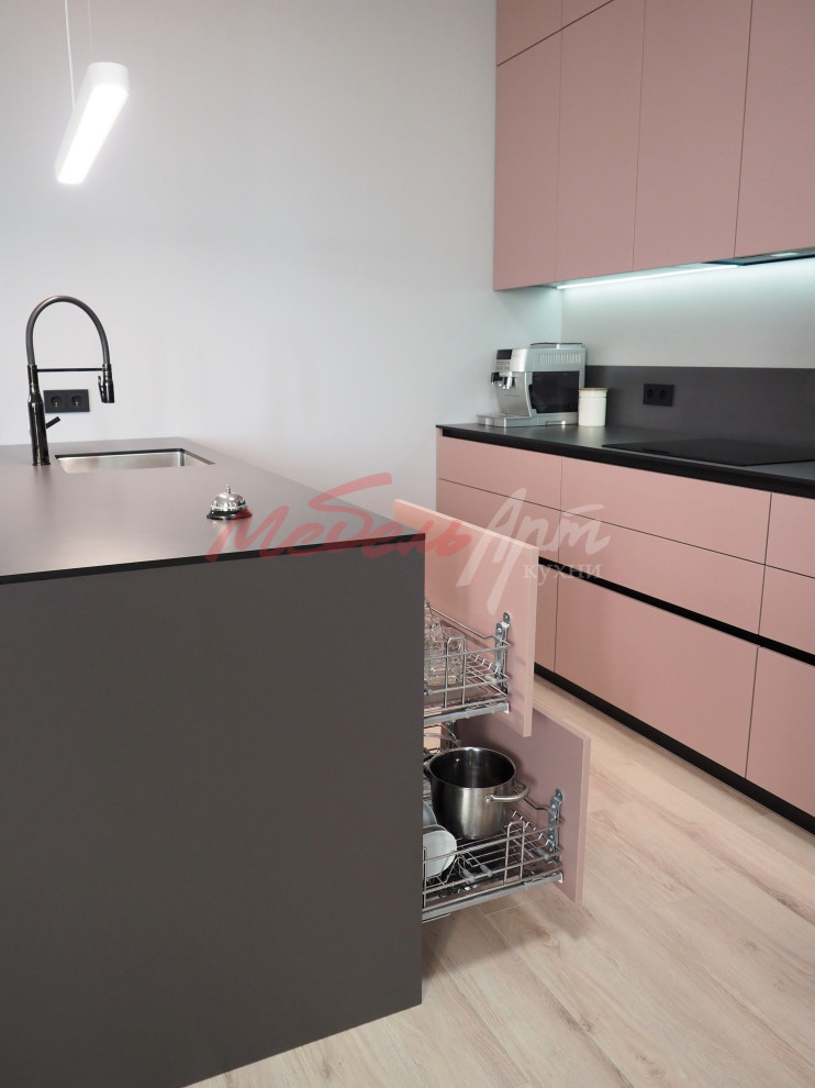 На фото: прямая кухня среднего размера в современном стиле с обеденным столом, плоскими фасадами, розовыми фасадами и островом с