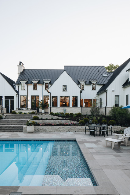 Backyard Pool contemporaneo-piscina