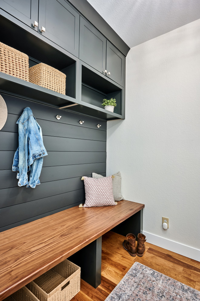 Transitional entryway photo in Denver