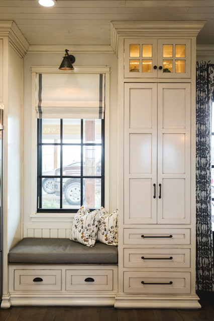 Example of a cottage home design design in Oklahoma City