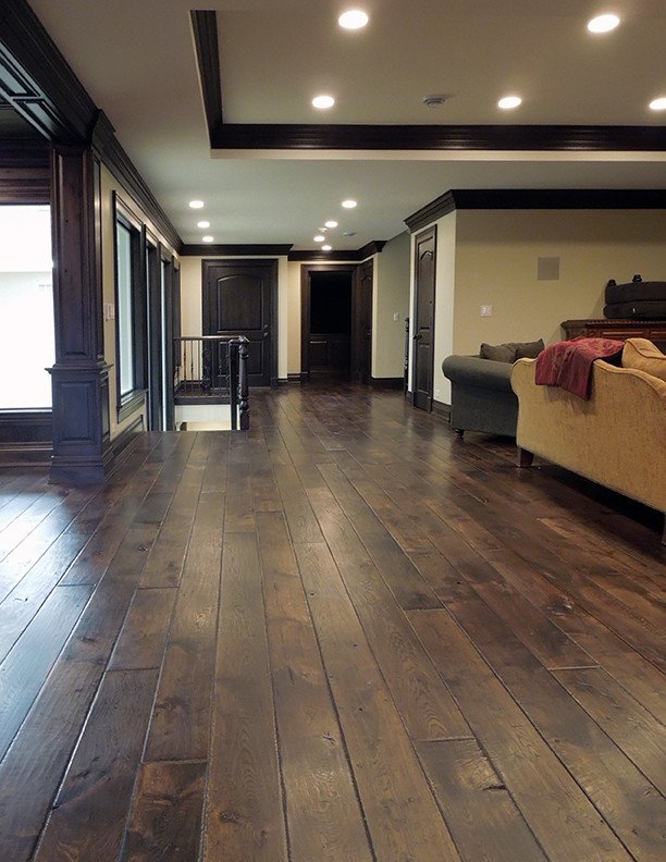 Großes Klassisches Wohnzimmer mit dunklem Holzboden, braunem Boden und eingelassener Decke in Chicago