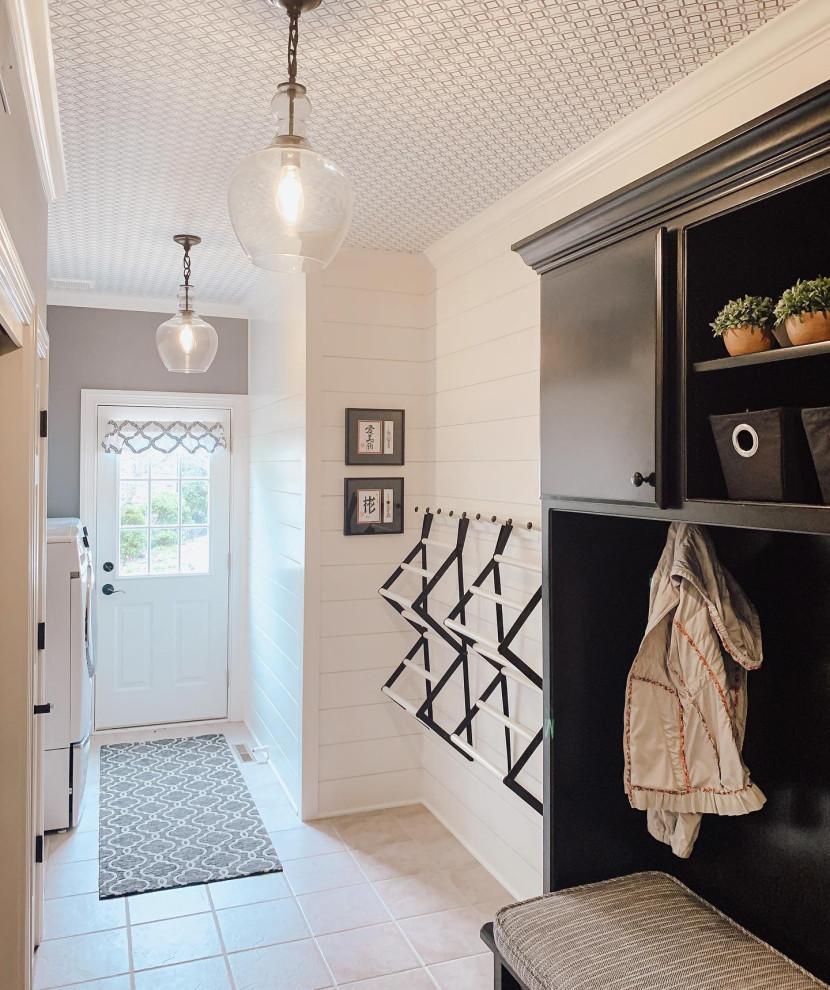 Example of a transitional mudroom design in Chicago