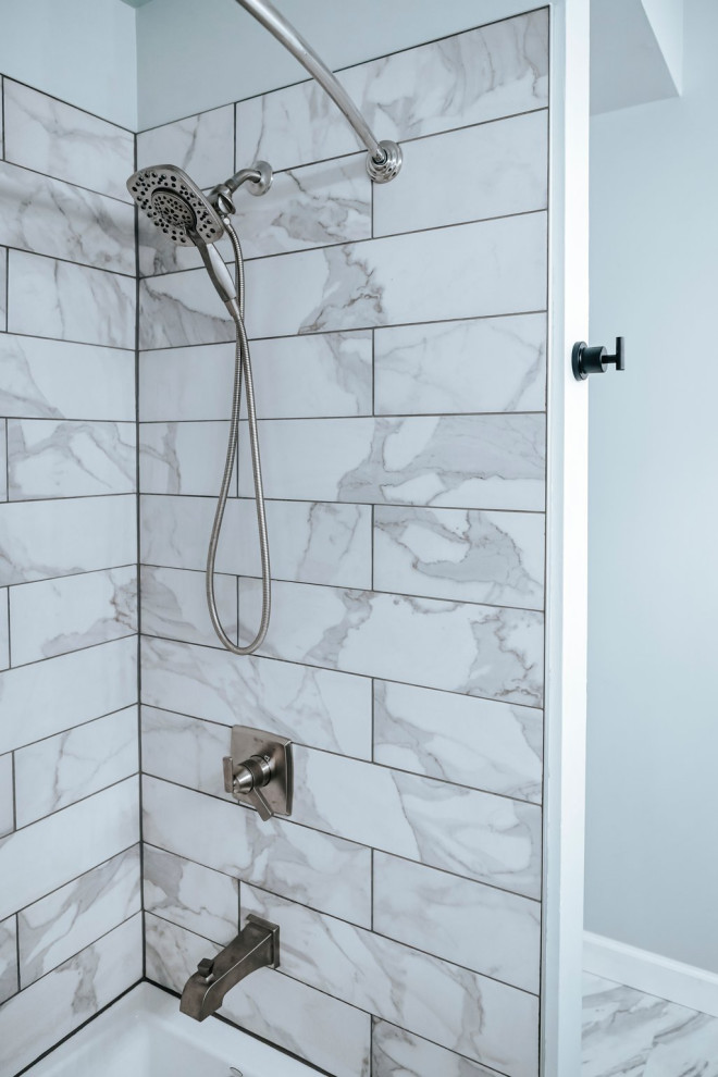 Example of a transitional home design design in Chicago