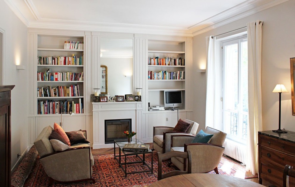Inspiration for a transitional living room in Paris.