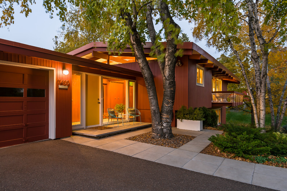 Design ideas for a midcentury split-level exterior in Minneapolis with a gable roof.