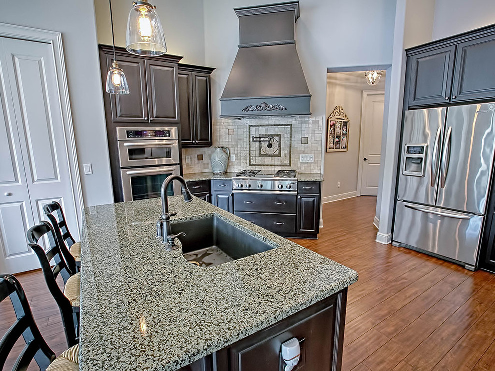 Kitchen - transitional kitchen idea in Orlando