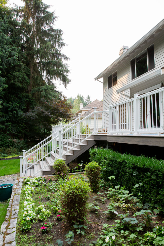 Minimalist deck photo in Seattle