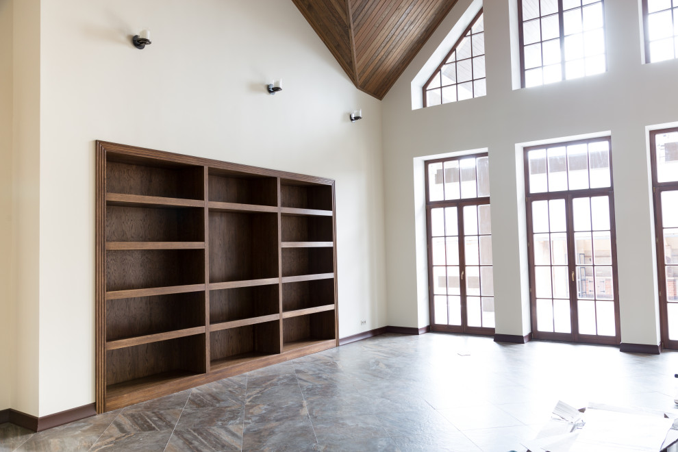 Встроенный открытый шкаф в каминной из дуба в масле