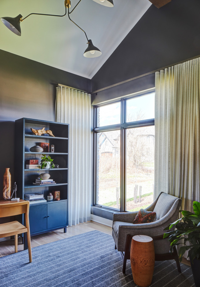 シカゴにあるミッドセンチュリースタイルのおしゃれなホームオフィス・書斎 (グレーの壁、淡色無垢フローリング、自立型机、茶色い床) の写真